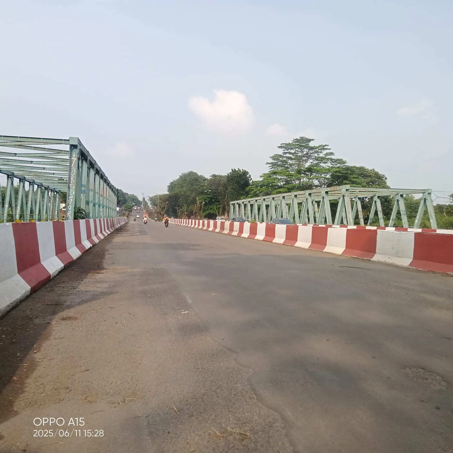 Pengecatan Pembatas Jalan Merah-Putih di Bogor Tuai Pro-Kontra Warga