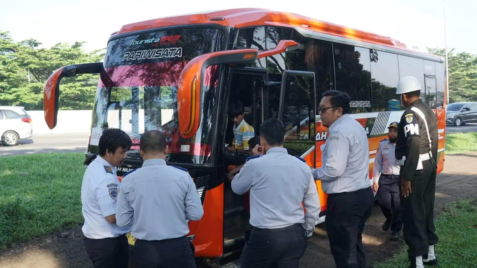 Rampcheck Bus Wisata di Tol Jagorawi: Kemenhub Temukan Pelanggaran Fatal