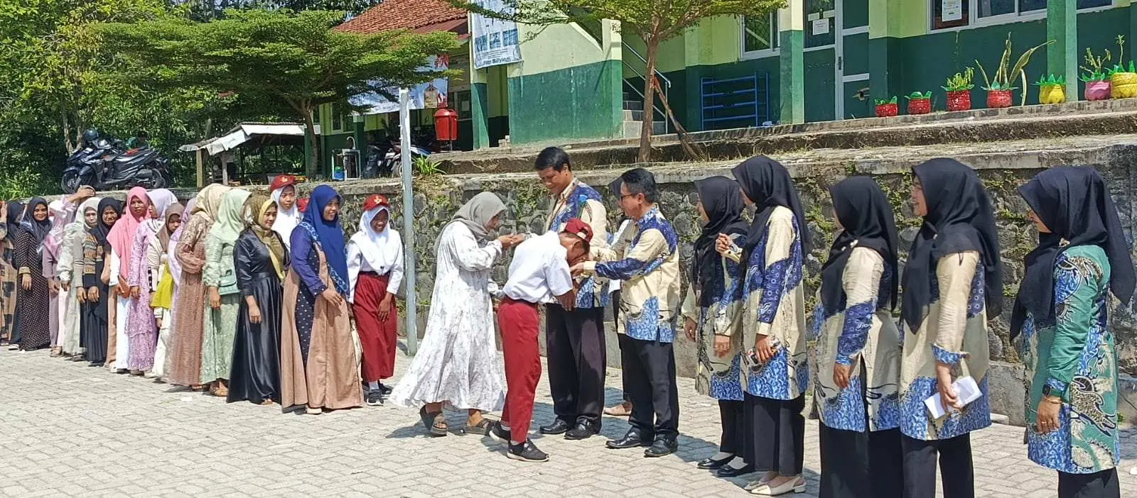 Tangis Haru Warnai Perpisahan 53 Siswa SDN Parakanmuncang 01 Nanggung