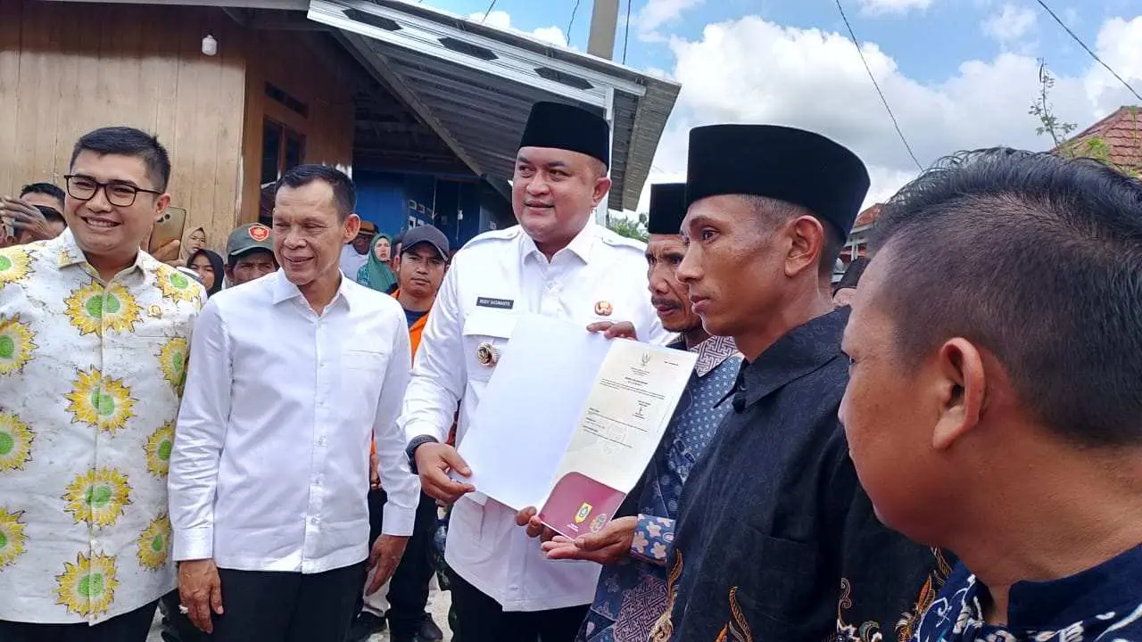 Bupati Bogor Rudy Susmanto Serahkan 409 Sertifikat Huntap untuk Korban Bencana, Target Pembangunan Hampir Tuntas
