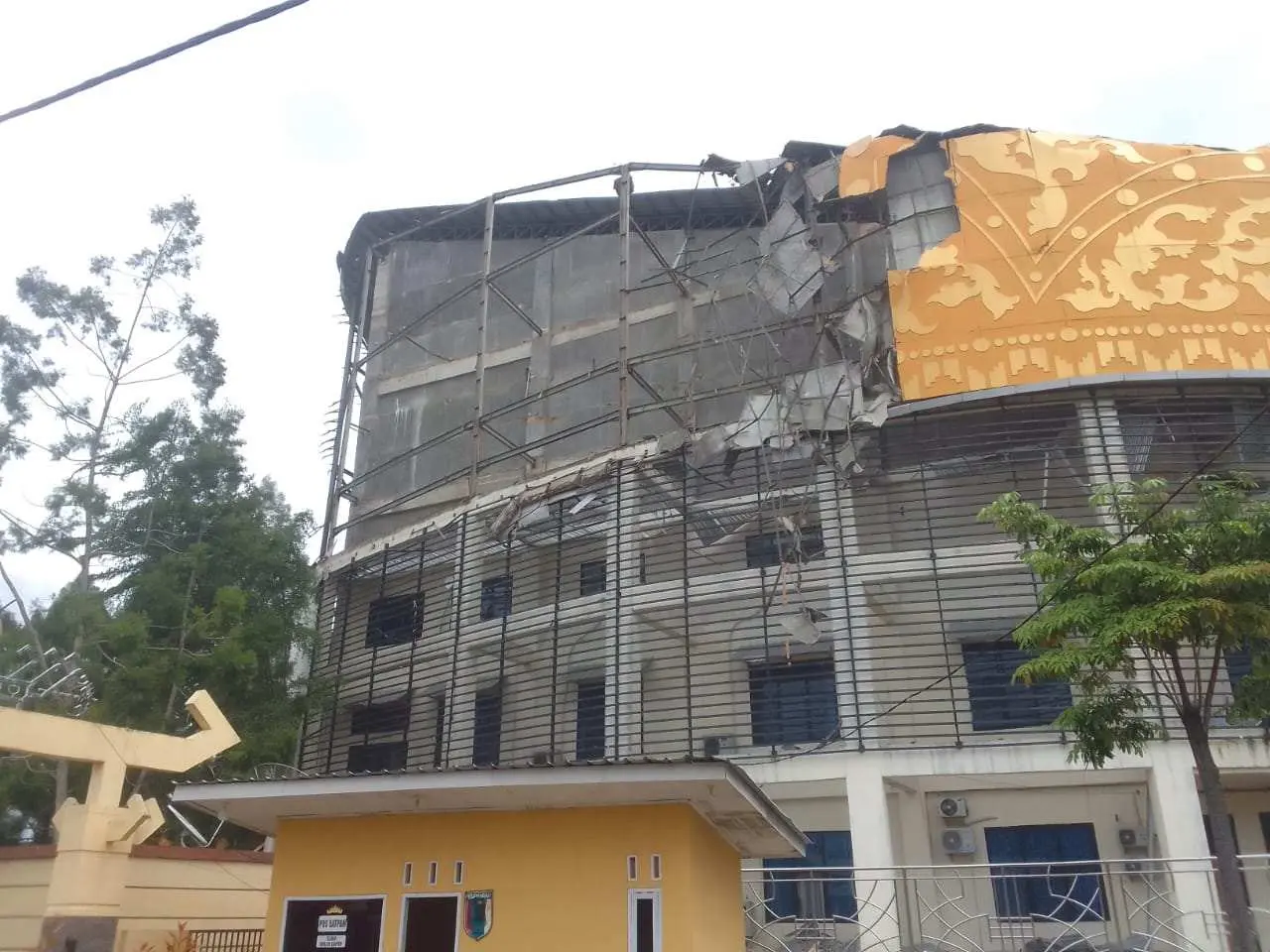 Heboh, Gedung DPRD Kabupaten Pesawaran Ambruk