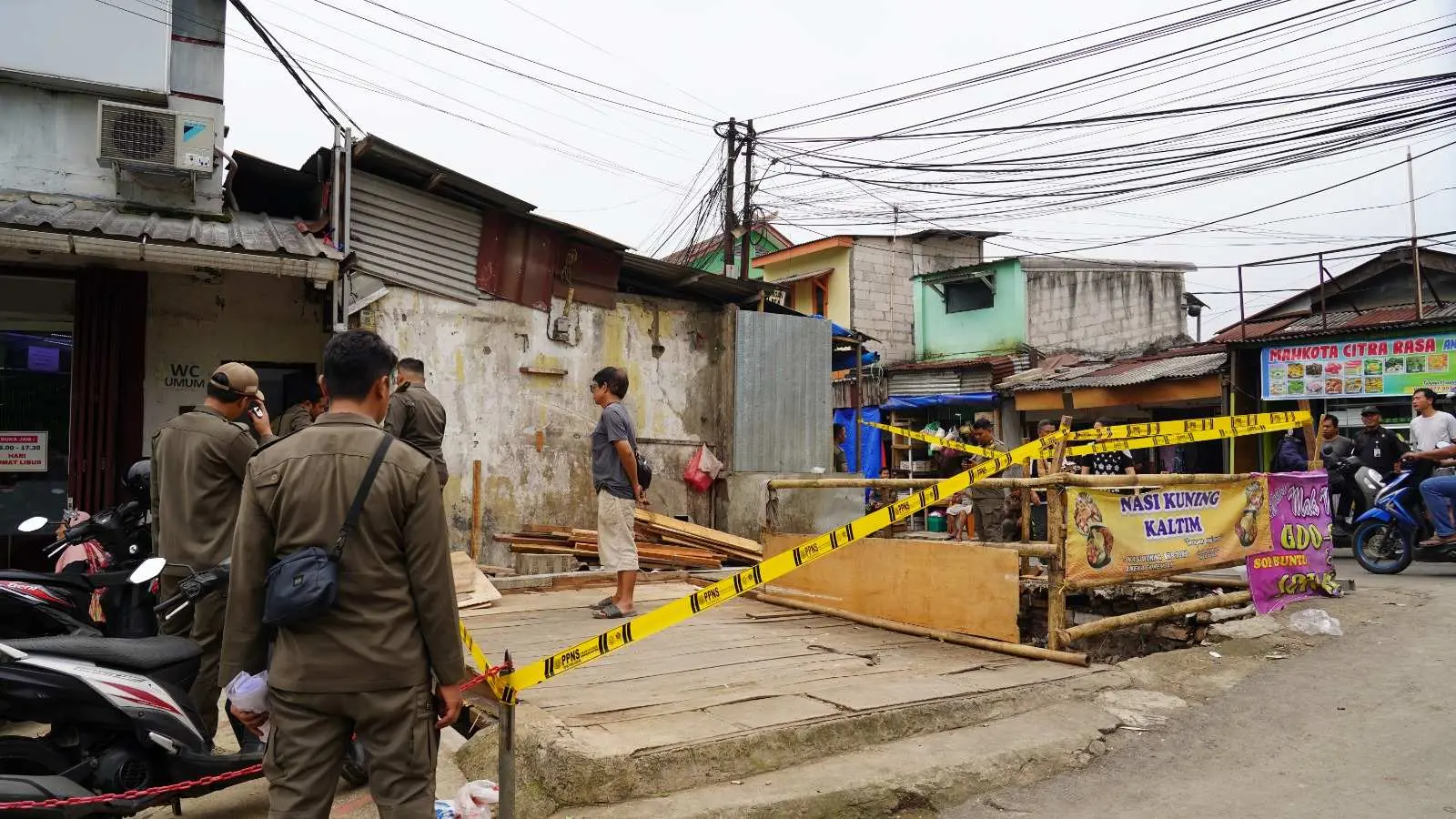 Satpol PP Kabupaten Bogor Bongkar 17 Bangunan Liar di Sepanjang Bantaran Kalibaru