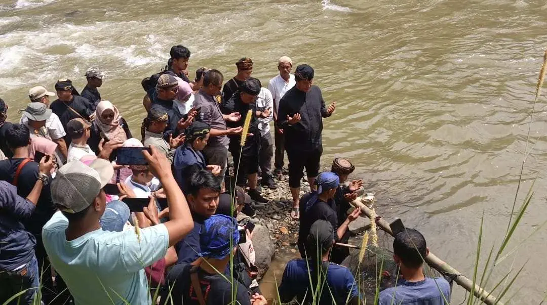 Tradisi Ngalokot Cai Masih Konsisten Dilakukan Masyarakat Jatake Nutug Secara Turun Temurun