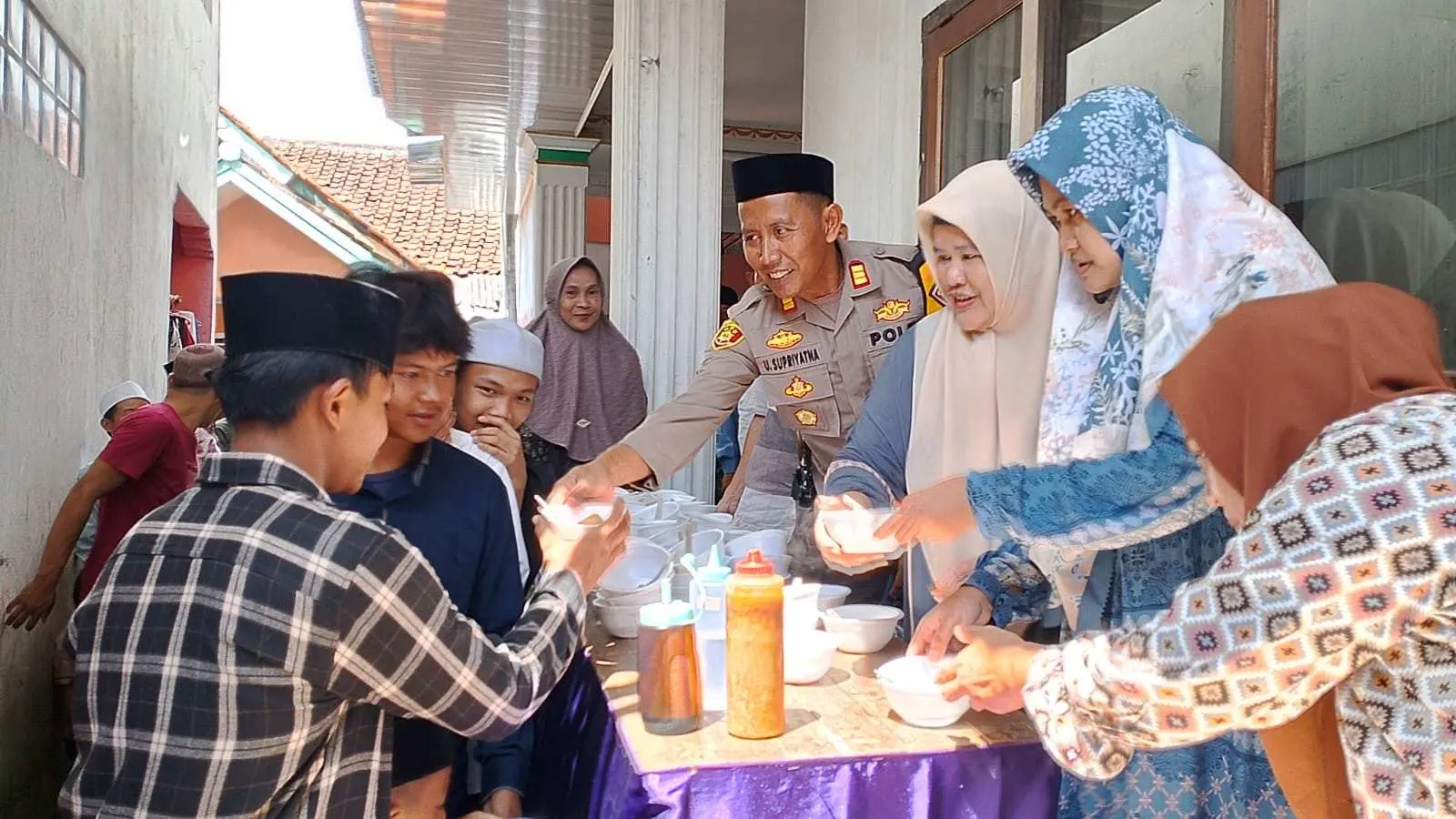 Rogoh Kocek Pribadi, Kapolsek Nanggung Bagikan Ratusan Bakso Gratis Kepada Warga