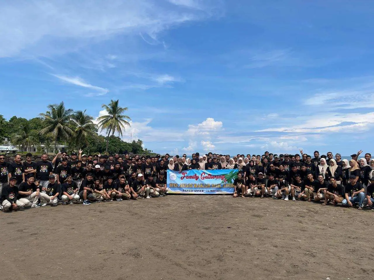 Komitmen Jaga Keharmonisan, RM Pak Atok Gelar Family Gathering Bersama Seluruh Karyawannya di Pantai Anyer