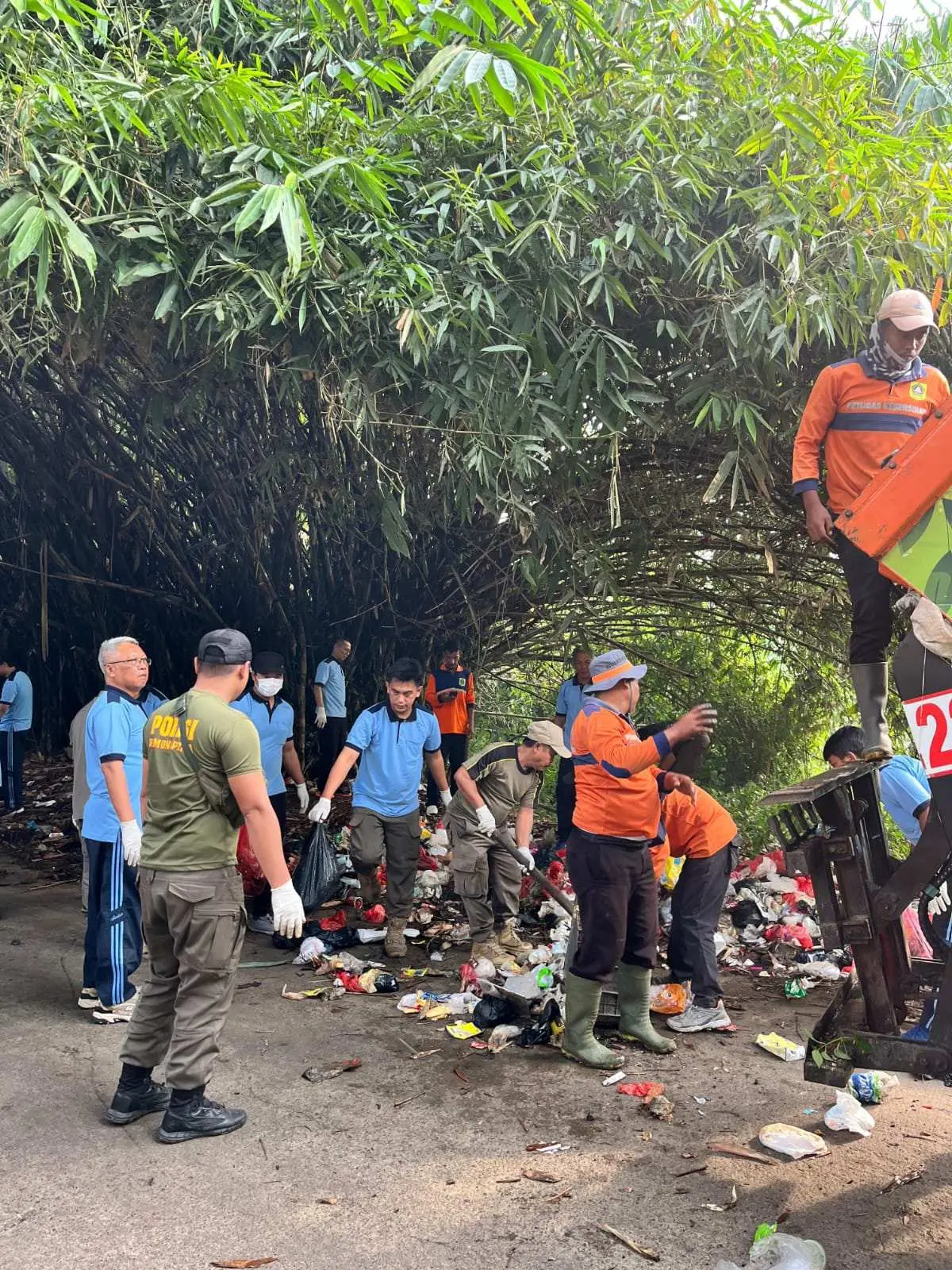 Camat Dace Hatomi Lakukan Opsih, Telusuri Pelaku Pembuang Sampah Liar