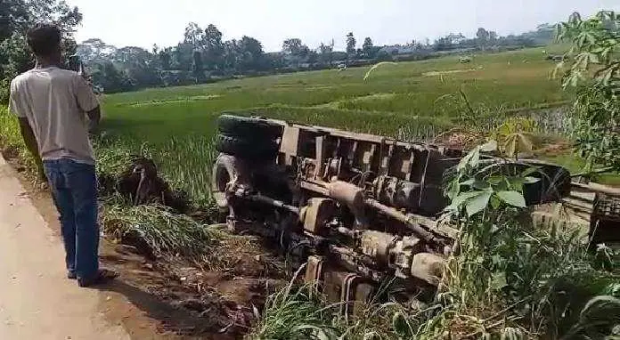 Dump Truk Angkutan Tambang Terjungkal di Jalur Alternatif Rumpin-Parungpanjang- Cigudeg
