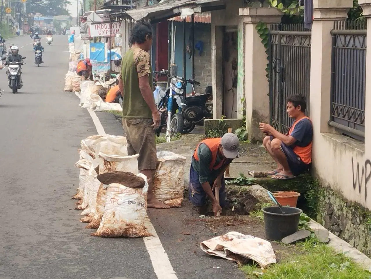 Galian Kabel PLN Menuju KEK Lido Diduga Merusak Jalan Bocimi