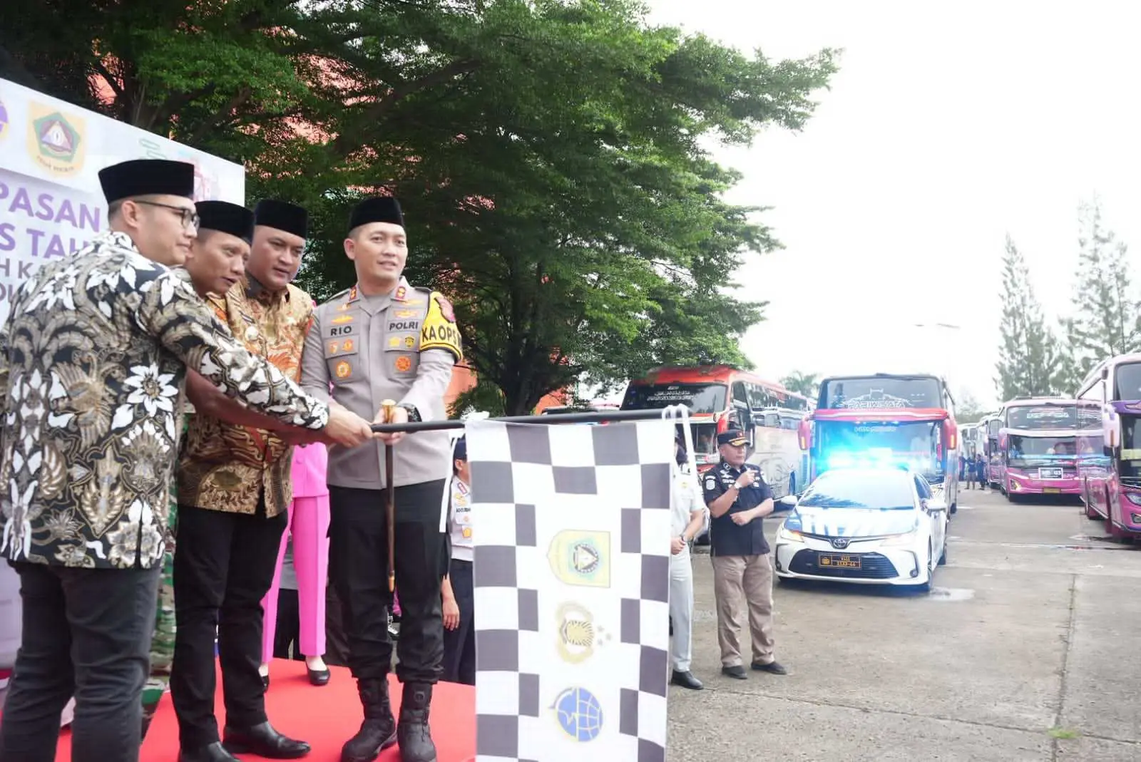 Bupati Bogor Rudy Susmanto Lepas Peserta Program Mudik Lebaran Gratis