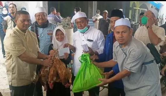Haji Wahyudin Bagikan 8600 Ekor Ayam Serta 1600 Paket Sembako Untuk Warga Bantarkaret