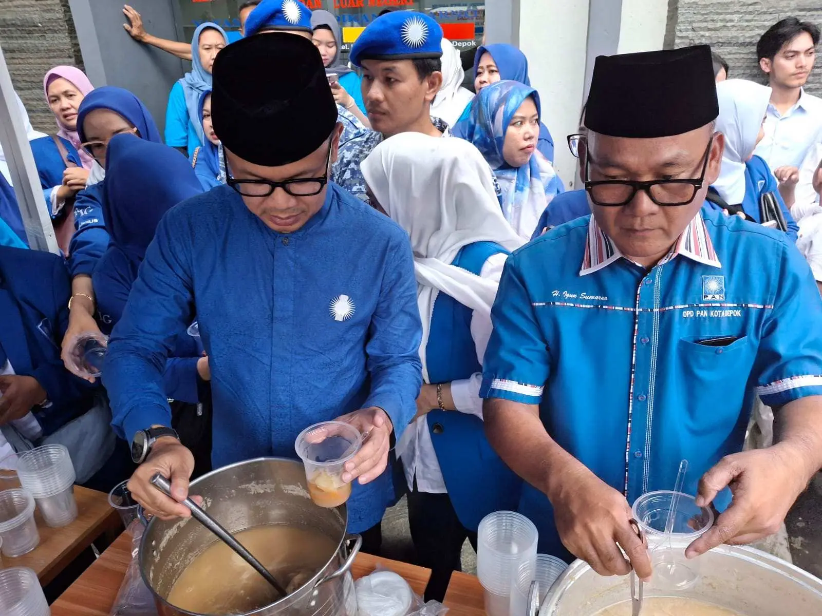 Wamendagri Bima Arya Bagi-bagi Takjil Bersama Kader PAN Kota Depok 