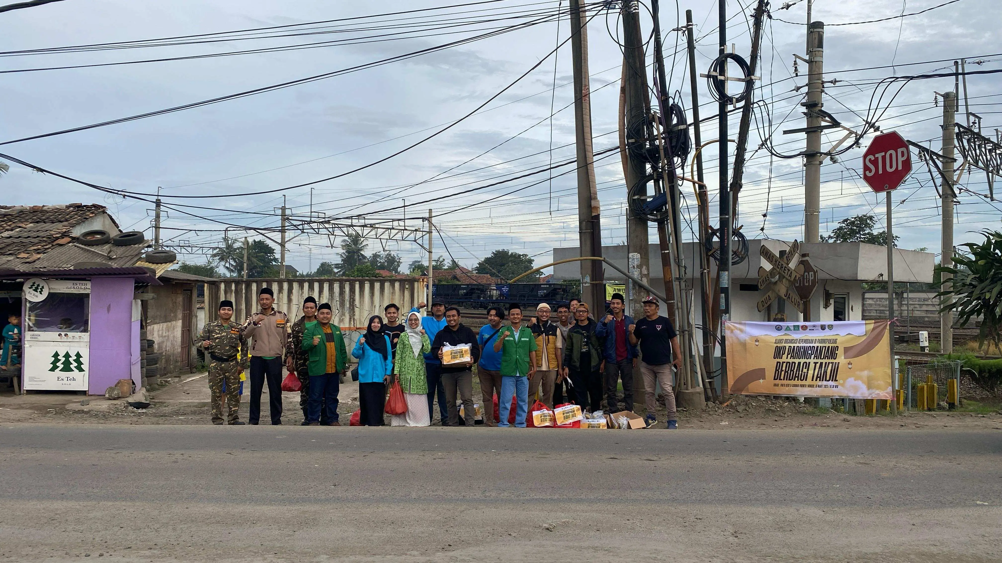 Sejumlah Organisasi Kepemudaan Parung Panjang Kompak Gelar Baksos Bagi-bagi Takjil Gratis