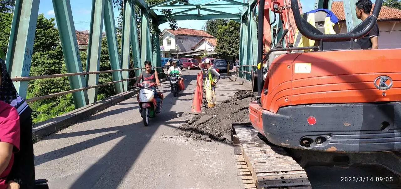 Mudik Lebaran So Dekat, UPT Jajem Jasinga Mulai Perbaiki Jalan Rusak