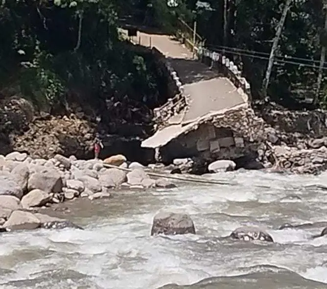 Dampak Banjir Bandang, Jembatan Cijulang Putus. Akses dan Mobilitas Warga Dua Kecamatan Ini Terganggu