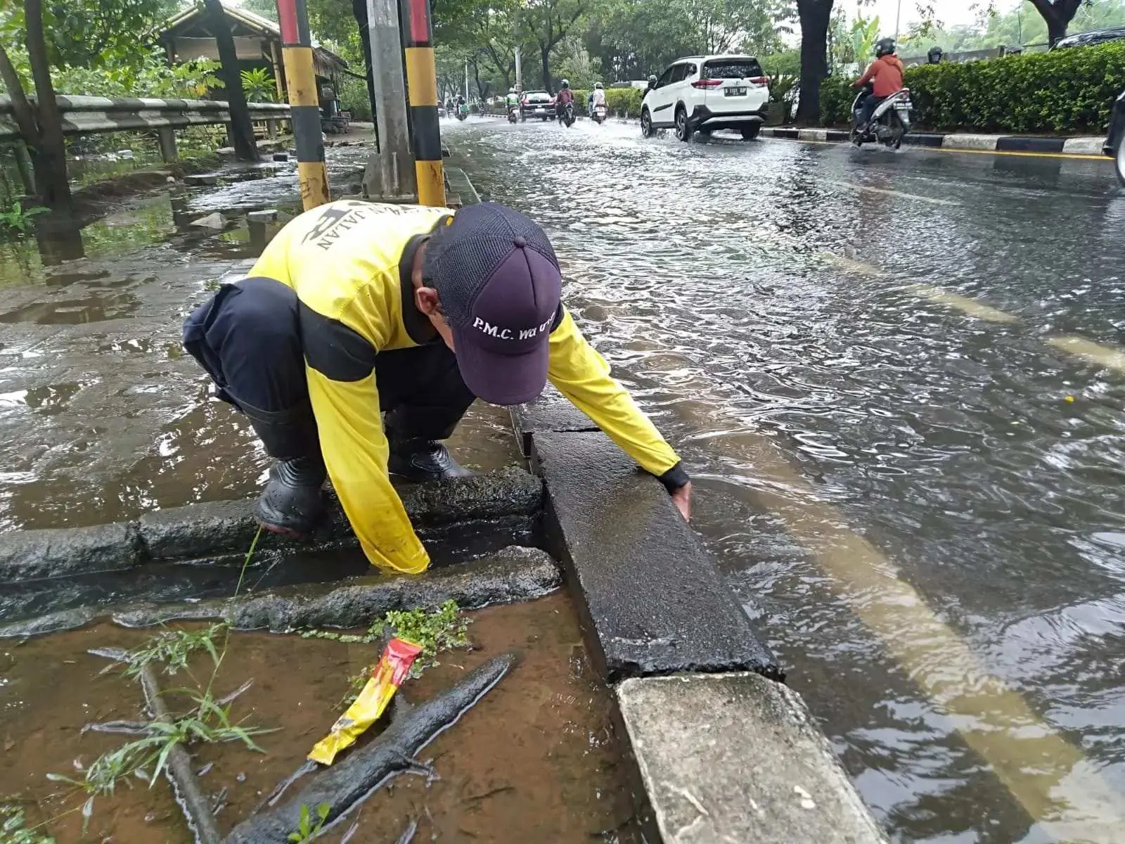 DPUPR Kota Depok Sebut Sampah Jadi Penyebab Utama Banjir di Jalan Juanda