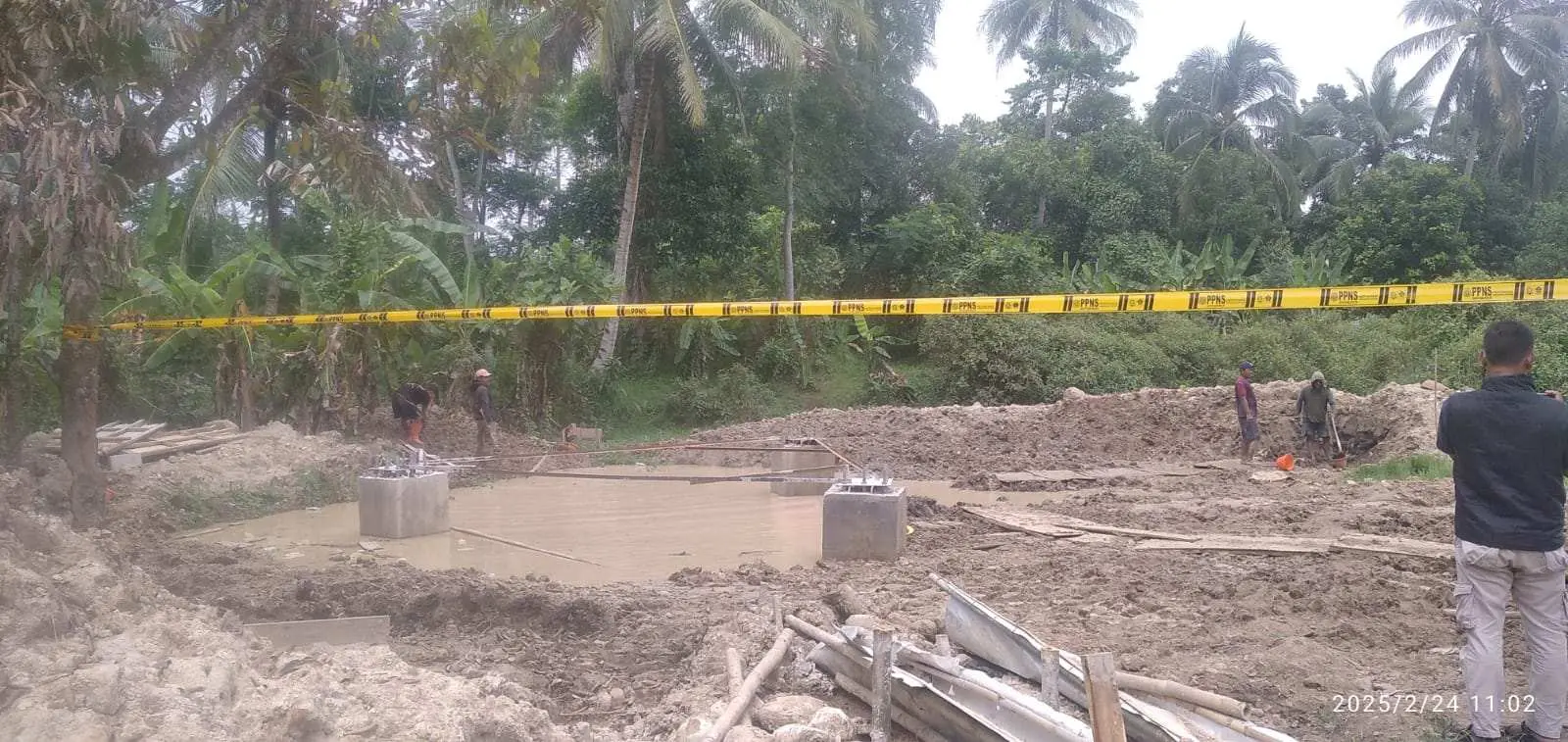 Meski Telah Resmi Disegel Aktivitas Pembangunan Menara Telekomunikasi di Desa Cikopomayak Tetap Berlanjut