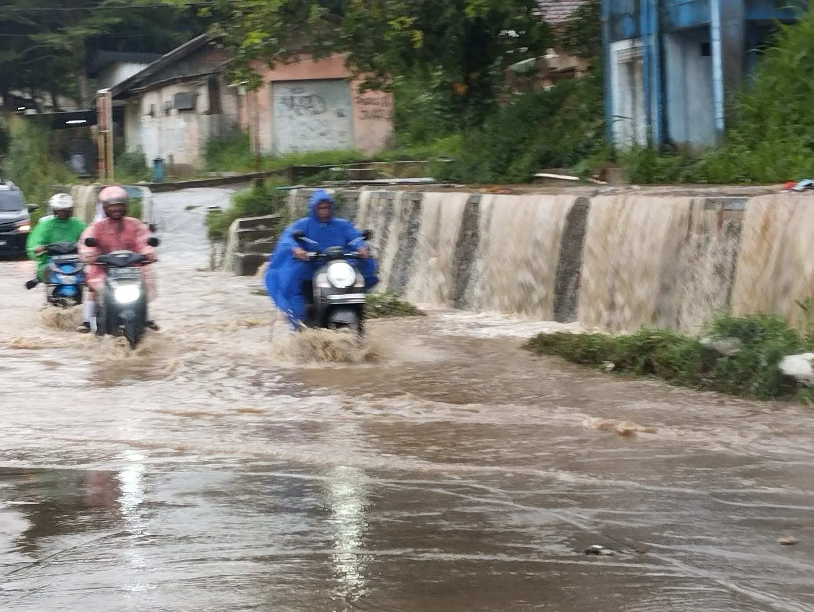 Jalan Veteran II Selalu Terendam, UPT Irigasi  Ciawi Dianggap Tak Mampu Atasi Banjir 