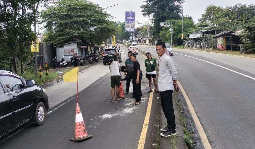 Sering Makan Korban, Warga Minta Lubang di Jalan Raya Kemang Segera Diperbaiki