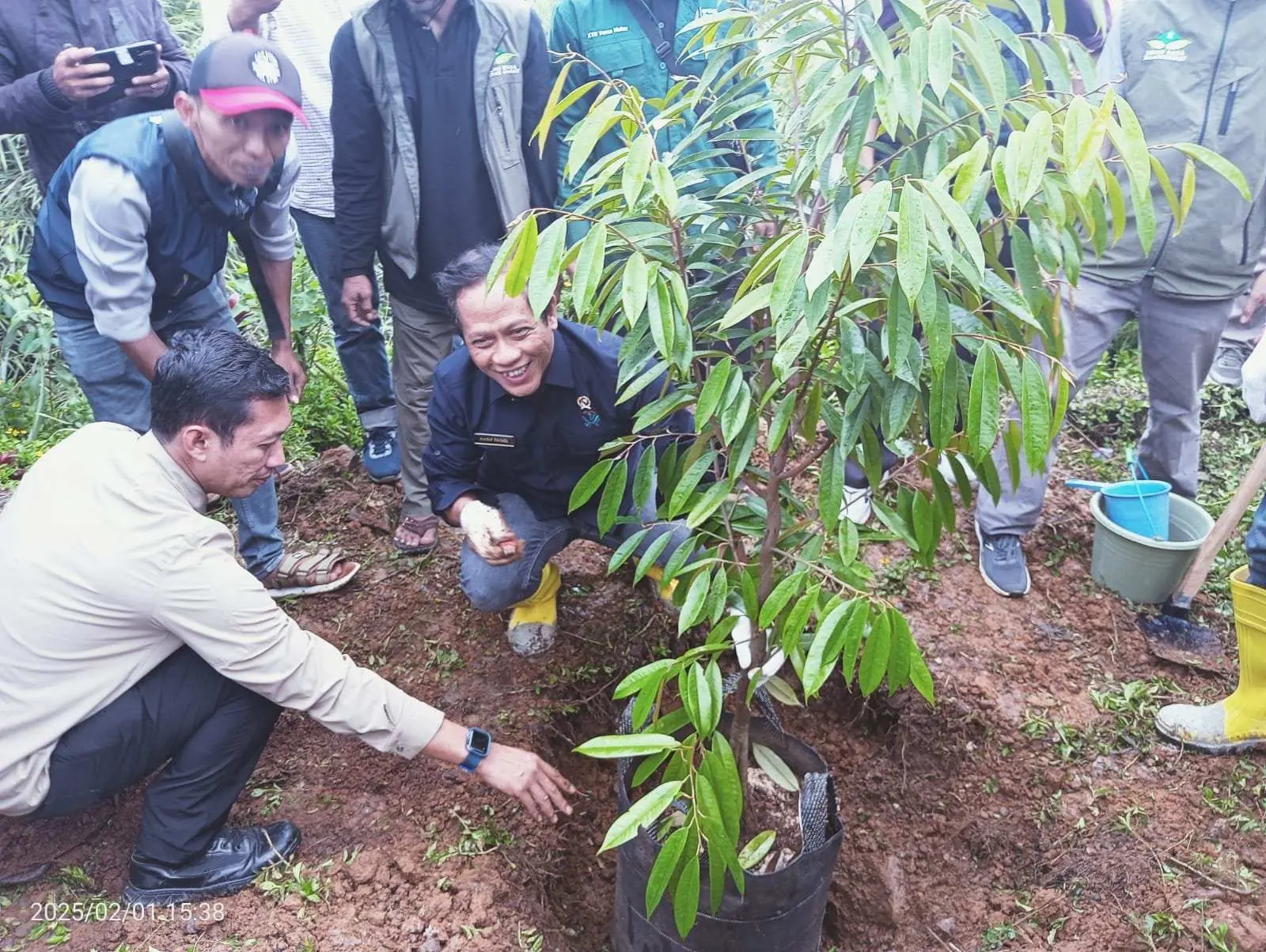 Hadiri Kegiatan Penanaman Pohon di Areal Hutan Desa Banter Menteri Lingkungan Hidup Ingatkan Pentingnya Pengelolaan Lingkungan