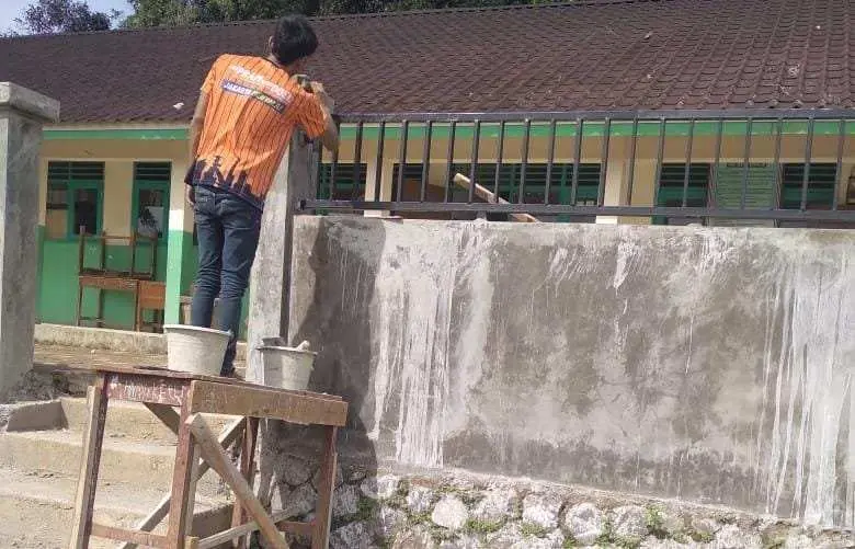 Pasca Diberitakan Mangkrak, Proyek Pemagaran SDN Pangradin 02 Akhirnya Dikerjakan Lagi
