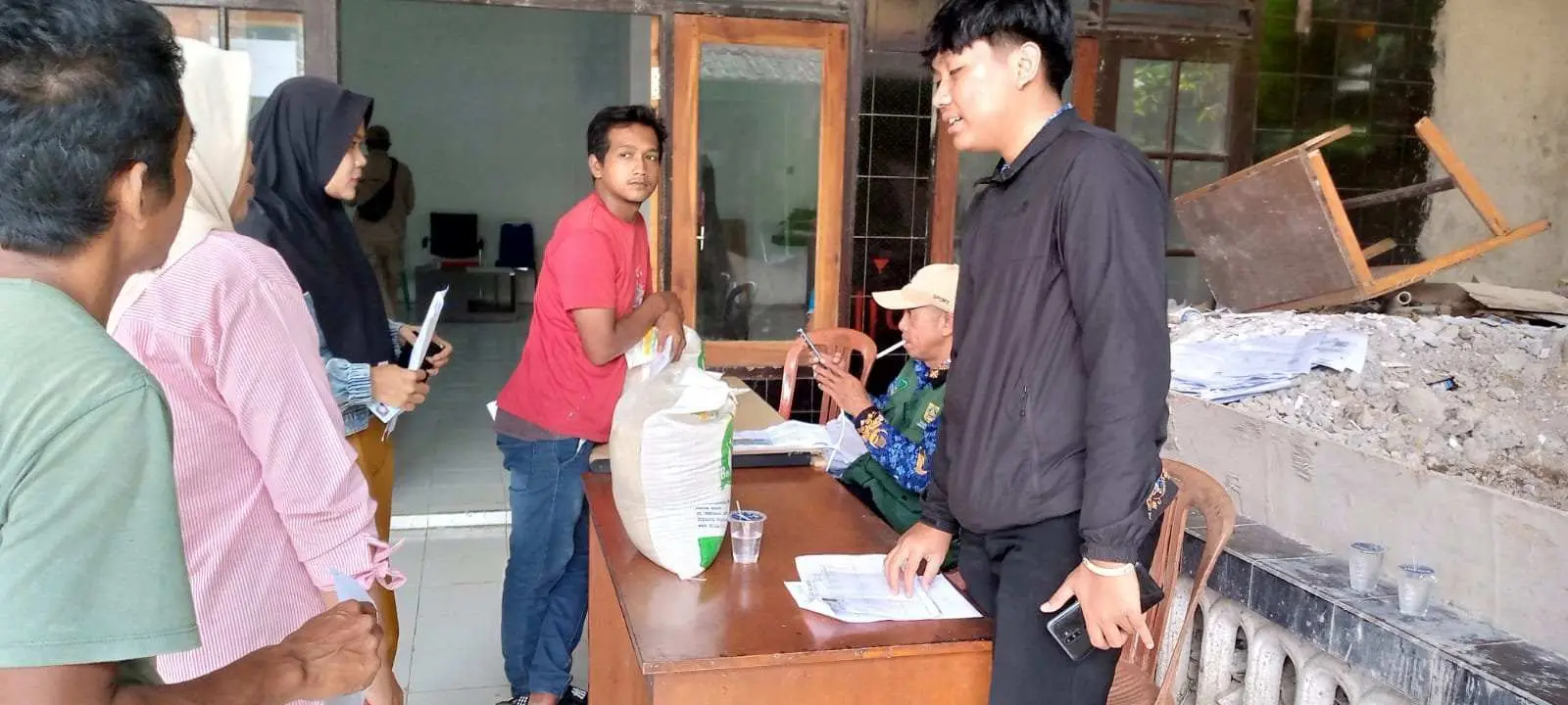 Pemdes Sukaharja Salurkan Bansos Beras Kepada 1551 KPM