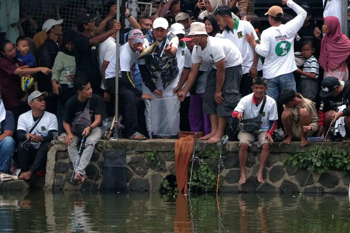 Cabup Bogor Rudy Susmanto Mancing bersama Warga di Desa Pasir Jambu, Vio: Insyallah Menang 80 Persen