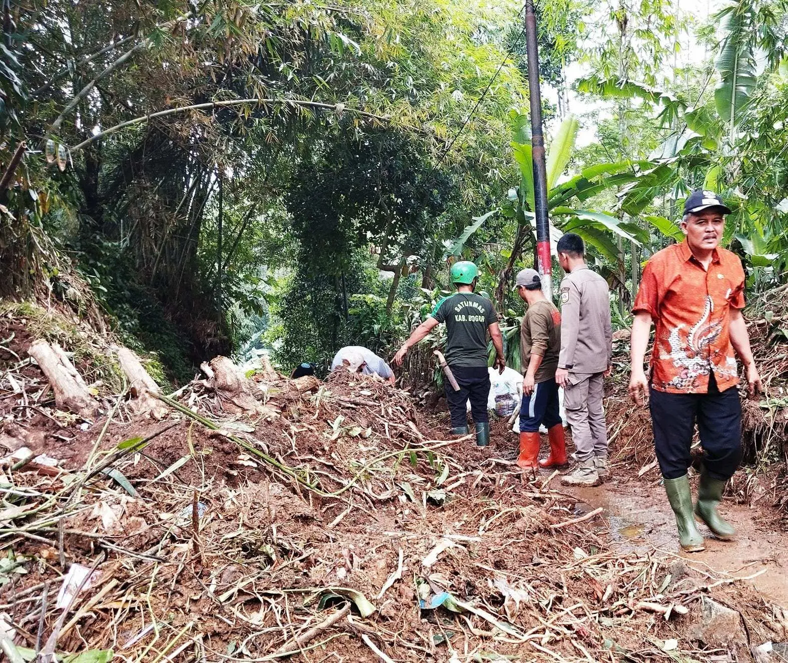 Tebing Longsor di Desa Teluk Pinang, Akses Jalan Lingkungan Nyaris Putus