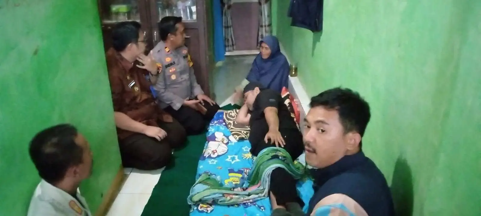 Forkopimcam Cigombong Kunjungi Korban Pembacokan Geng Motor