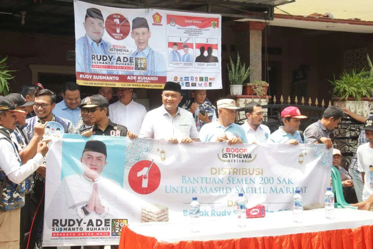 Bantu Benahi Jalan dan Renovasi Masjid Untuk Warga Pabuaran, Cabup Rudy Susmanto Sumbang 400 Sak Semen dan Beton 2 Truk Molen