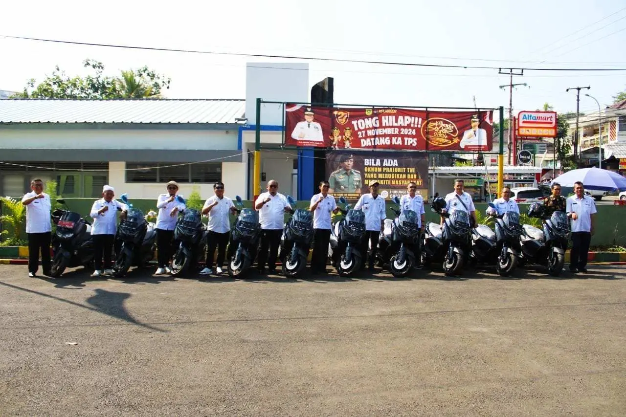 Bagikan Hibah Motor Untuk Kades, Camat Cisarua Berharap Ada Peningkatan Kinerja