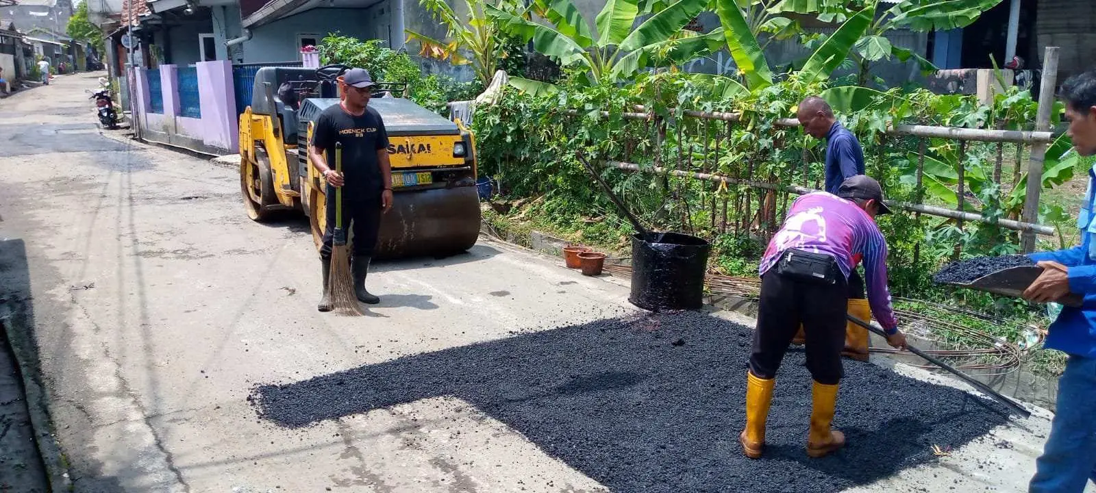 Respon Aspirasi Masyarakat, UPT JJ Wilayah 3 Ciomas, Laksanakan Pemeliharaan Rutin Jalan Desa