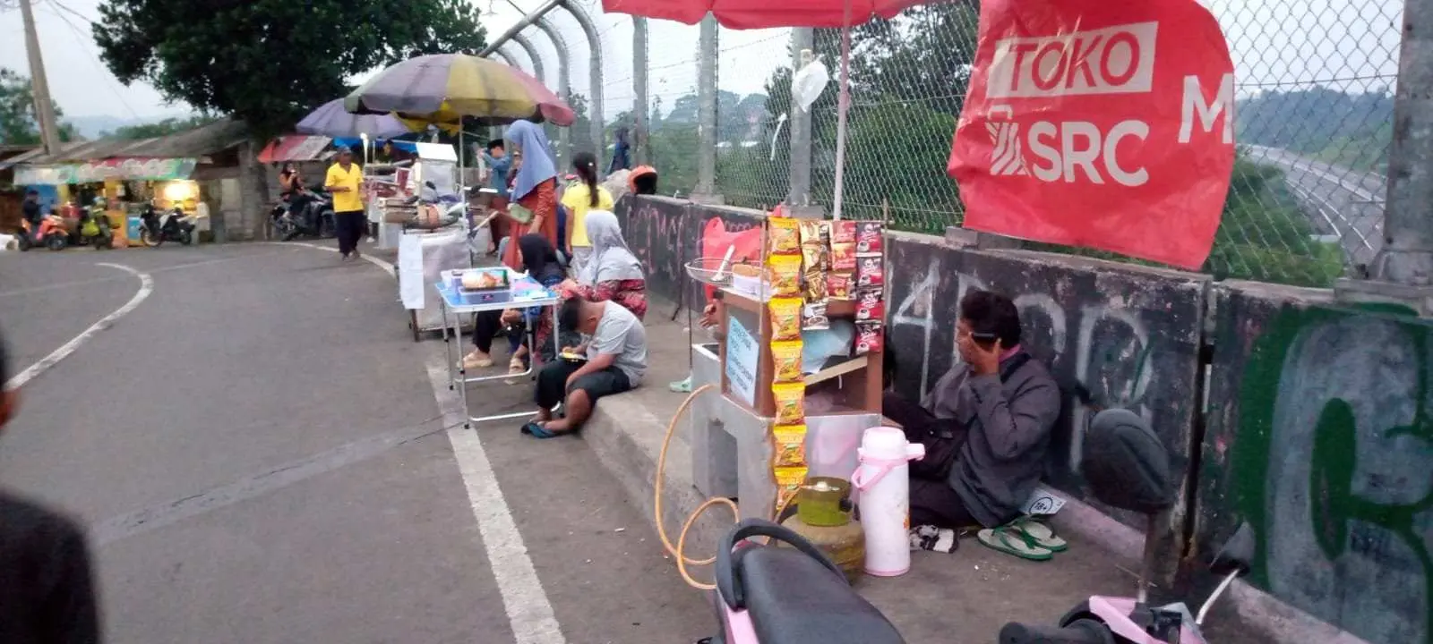 Jembatan Tol Cijambu Jadi Pusat Jajanan & Kuliner Masyarakat Kecil