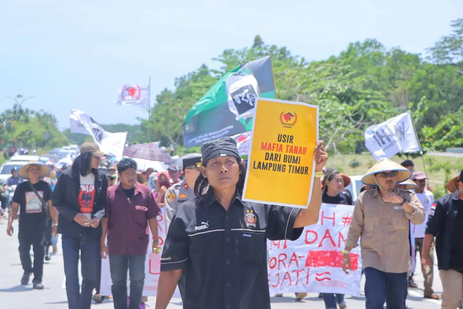 Ratusan Massa Petani dan Mahasiswa Datangi Mapolda Lampung Tuntut Kelanjutan Kasus Perusakan Lahan di Kota Baru