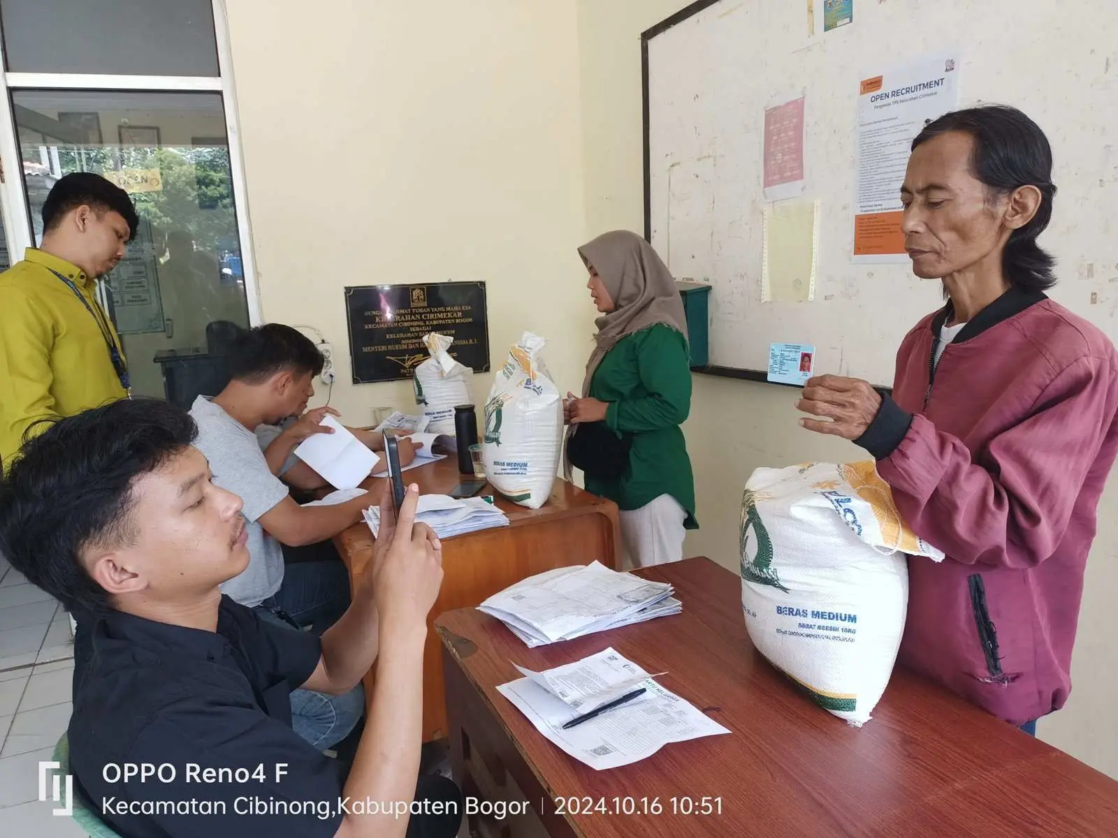 302 KPM Kelurahan Cirimekar Dapat Bantuan Pangan Beras Dari Pemerintah