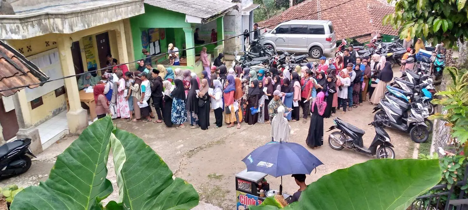 Warga Pasir Jaya Serbu Kantor Desa. Ada Apa Ya?