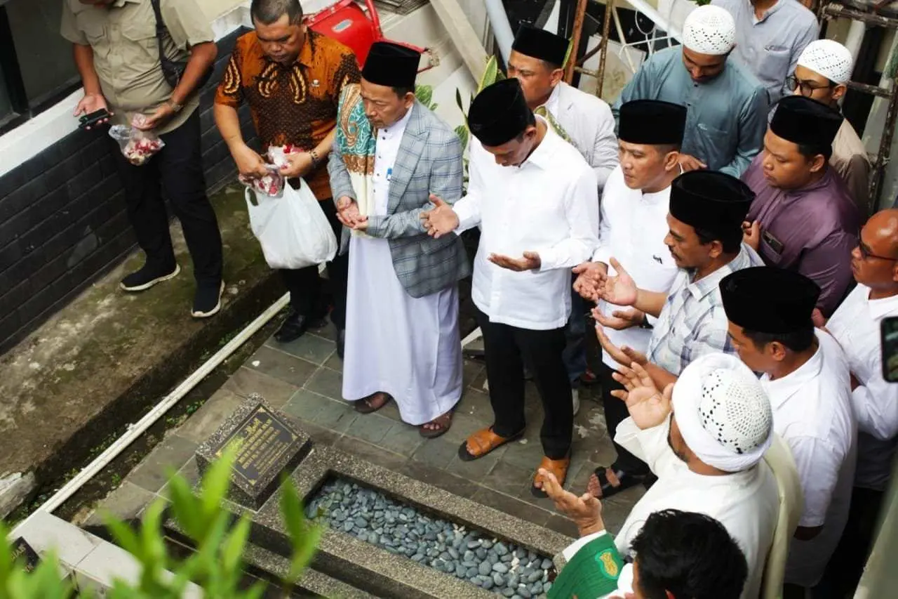 Calon Wakil Bupati Bogor Nomor Urut 1 Jaro Ade Sholat Jumat di Masjid Tertua di Ciawi