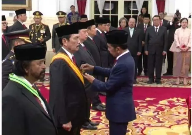 Sebanyak Enam Puluh Empat Tokoh Nasional Terima Anugrah Bintang Kehormatan 