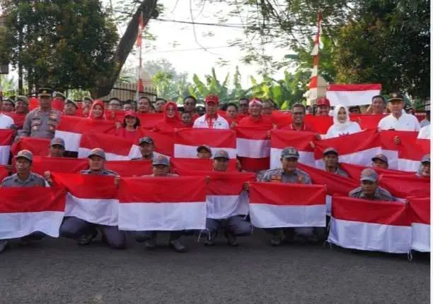 Bagikan Bendera Merah Putih Saat Pimpin Apel Gabungan, Ini Kata Asmawa Tosepu 
