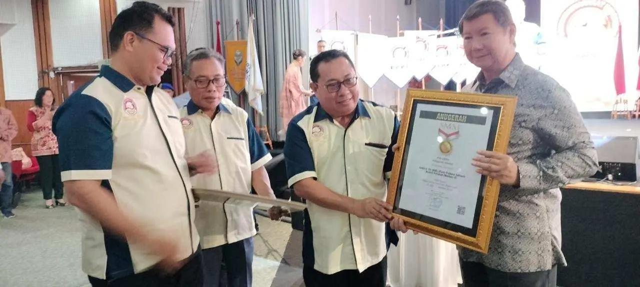 Dianggap Berdedikasi Jaga Demokrasi, Prabowo Subianto Diganjar Penghargaan Pin Emas Oleh SMSI