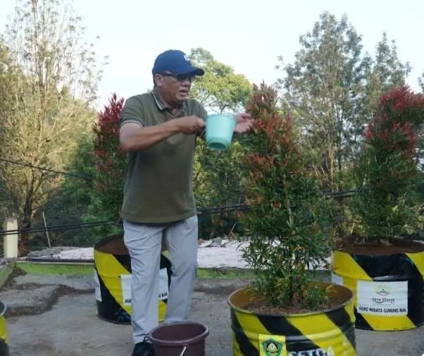 Tanam Pohon Untuk Hijaukan Kembali Eks Area Pembongkaran Kawasan Puncak 