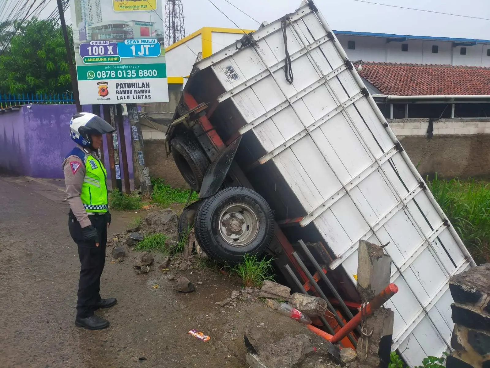 Ada-ada Saja, Tanpa Sebab Mobil Ini Nyemplung ke Sungai