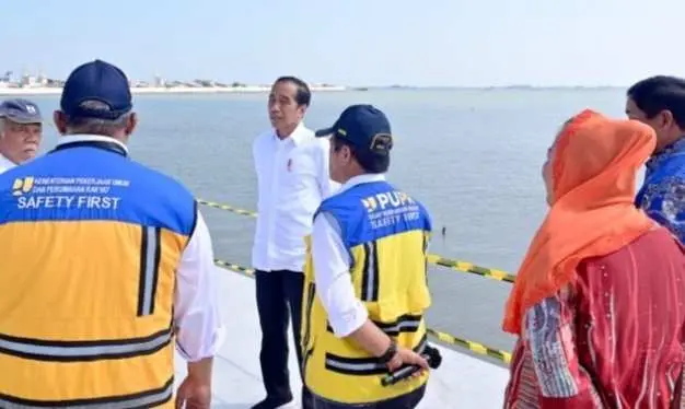 Jokowi Bersama Iriana Jokowi Tinjau Proyek Pengendalian Banjir Rob di Tambak Lorok 