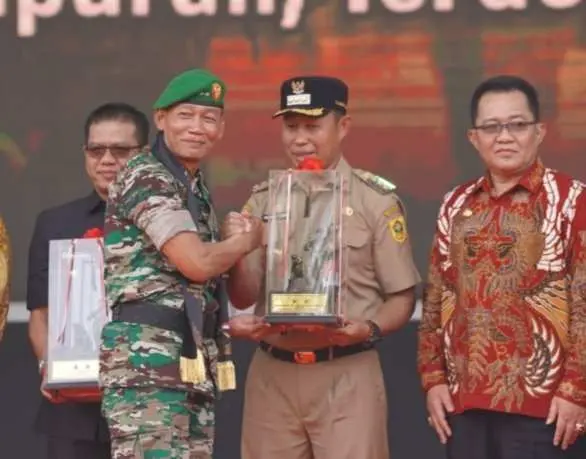 Sebagai Tokoh Pendukung Pembangunan di Wilayah Kodam III Siliwangi Asmawa Tosepu Terima Penghargaan 