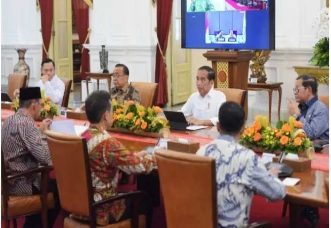 ­Jokowi Pimpin Ratas Terkait Erupsi Gunung Ruang 