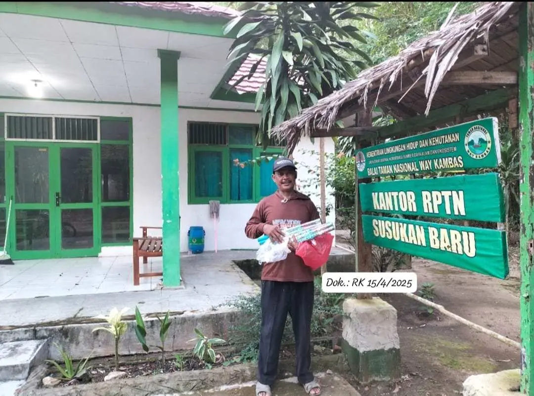 Prihatin, Pembagian Mercon Penghalau Gajah Pilih Kasih Petani Protes