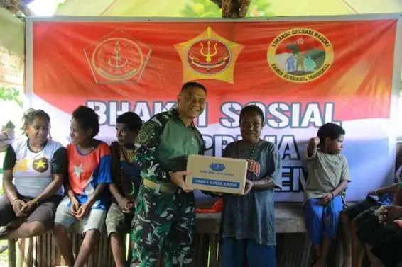 Komando Operasi Habema Peduli, Bagikan Bantuan Sembako di Mimika