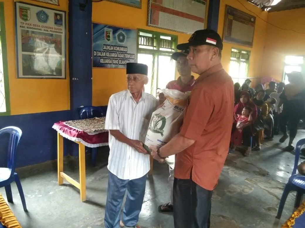 Dua Ratus Enam Puluh Dua Keluarga Penerima Manfaat Terima  Bantuan Beras Tahap  Tiga 