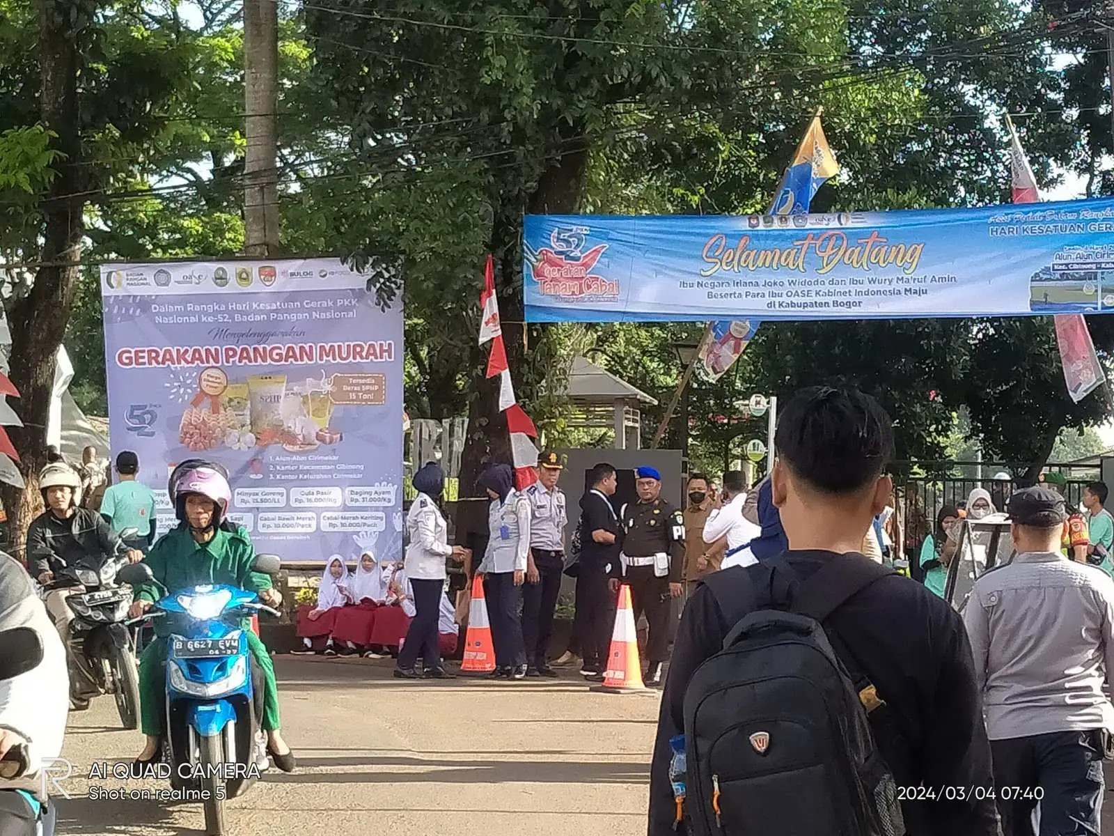 Sambut Kedatangan Ibu Negara Di Alun – Alun Kecamatan Cibinong