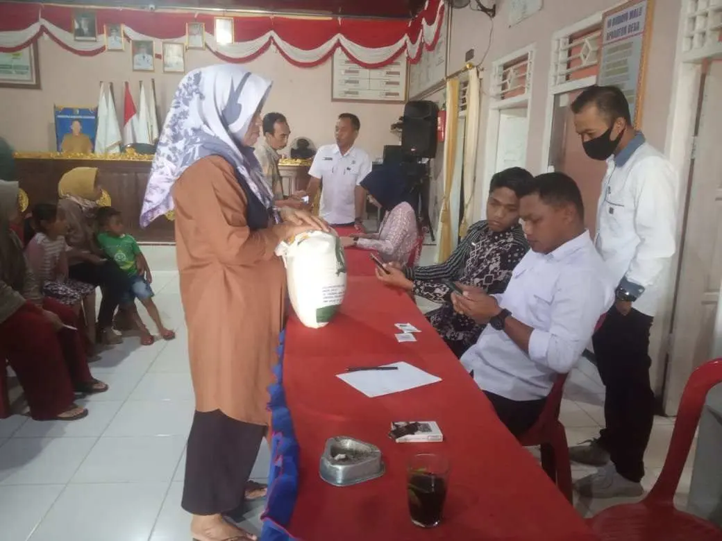 Pemdes Bernung Melakukan Kegiatan Pembagian Bantuan Pangan Beras Kepada 464 KPM