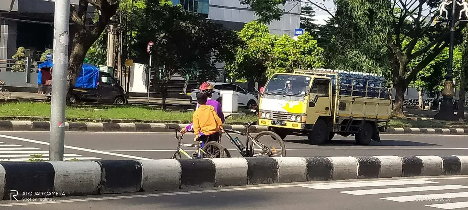 Mengerikan Penyebrang Jalan Di Jalur Cepat Pemda. JPO solusi